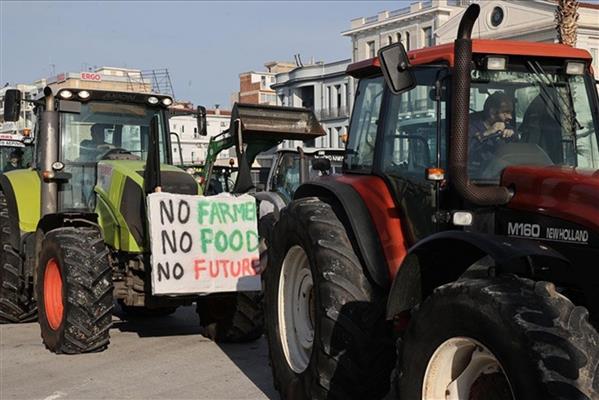 Komşu'da tarım krizi büyüyor, çiftçiler limanı kapattı, havaalanı pistini bastı