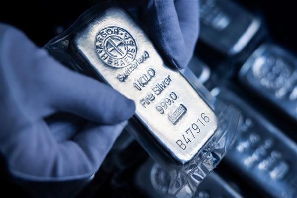 Yılbaşından bu yana yüzde 114'ün üzerinde değer kazanan spot gümüş, Fed'in faiz kararı sonrası rekor tazeledi