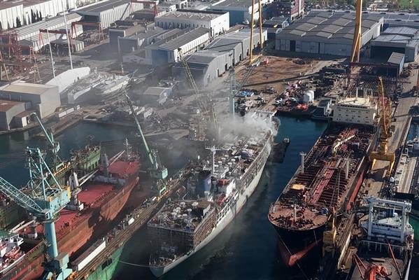 Tuzla Tersaneler Caddesi'nde gemi yangını