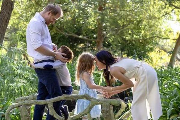 Meghan Markle ve Prens Harry çifti Kraliyetten ayrılsalar da geleneği bozmadılar