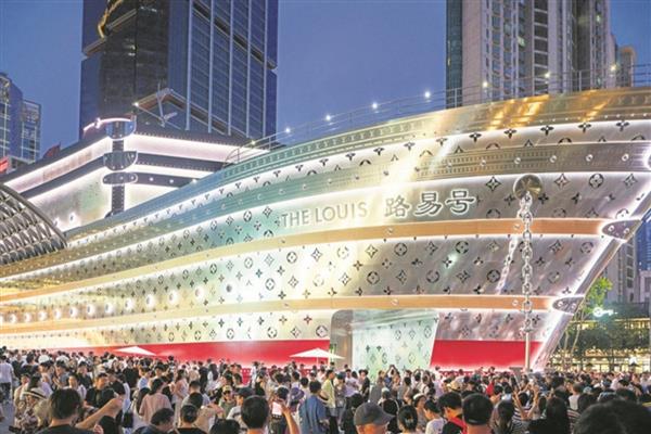 Louis Vuitton'un gemi şeklindeki mağazası günde yaklaşık 100 bin ziyaretçi ağırlıyor