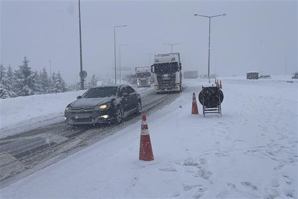 Anadolu otoyolu Bolu geçişinde makaslayan tır trafiği kesti
