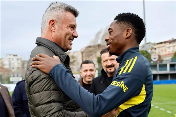 Fenerbahçe'nin yeni transferi Musaba ilk antrenmanına çıktı, Sadettin Saran antrenmanı ziyaret etti