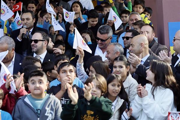 Sadettin Saran Adana'da okul ziyaret etti, 'Bütün çocukları Fenerbahçeli yapacağız' dedi