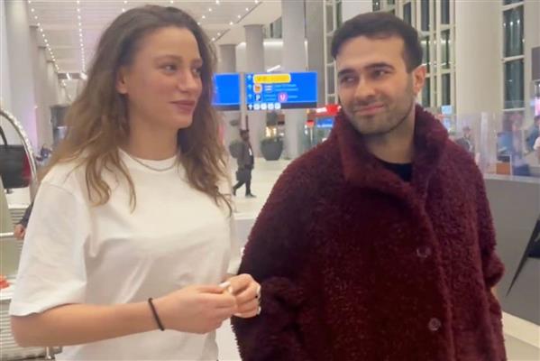 Serenay Sarıkaya ve Mert Demir çifti yeni yıla Paris'te girdiler İstanbul'a döndüler