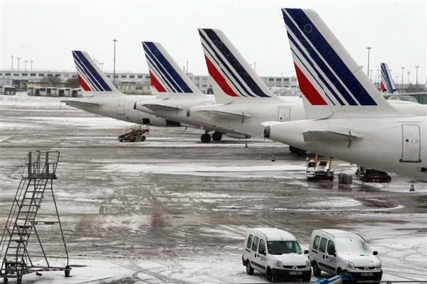 Avrupa'da şiddetli kış koşulları hava trafiğini felç etti, yüzlerce uçuş iptal edildi