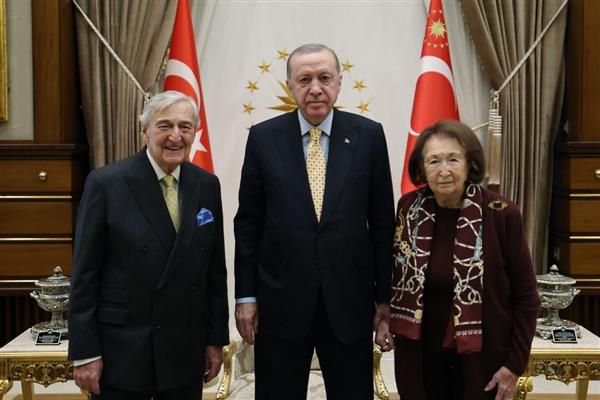 İş insanları Rahmi Koç ve ablası Semahat Arsel, Cumhurbaşkanı Erdoğan ve eşi Emine Erdoğan'ı ziyaret etti