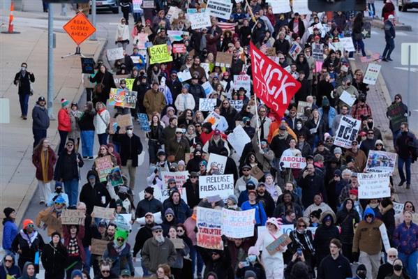 ABD'de, ICE polisine tepki olarak düzenlenen protestolarda en az 30 kişi gözaltına alındı