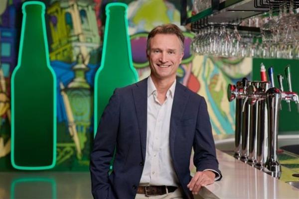 Hollandalı bira üreticisi Heineken'in CEO'su Dolf van den Brink, düşük satış ve artan baskı nedeniyle görevinden ayrılıyor