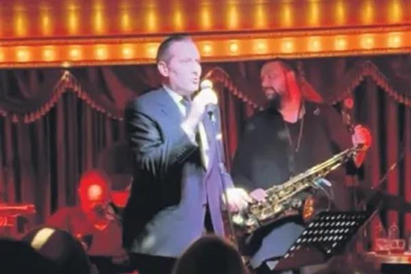 Ali Gürsoy yıllardır kurduğu şarkıcılık hayalini yakın dostunun doğum günü partisinde sahnede gerçekleştirdi