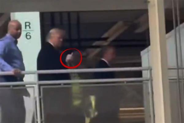 Donald Trump, kendisine 'pedofil koruyucusu' diyen Ford işçisine küfretti