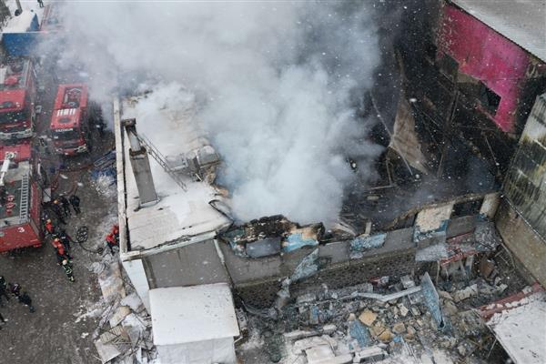 Erzurum'da Keresteciler Sitesi'ndeki mobilya fabrikasında yangın çıktı, 2 işçi yaşamını yitirdi