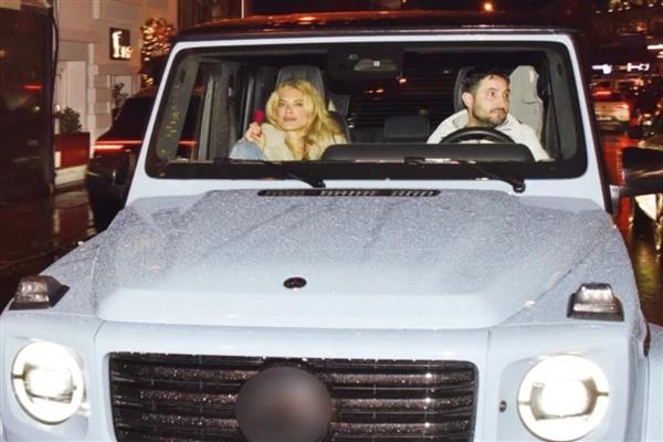 Şeyda Coşkun Bebek'te 15 milyon liralık aracıyla dondurma keyfi yaptı