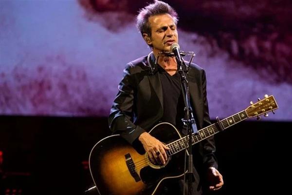 Teoman, annesinin şarkıcı olmasından yıllarca utandığını söylerken babalıkta hayal kırıklığı yaşadığını itiraf etti