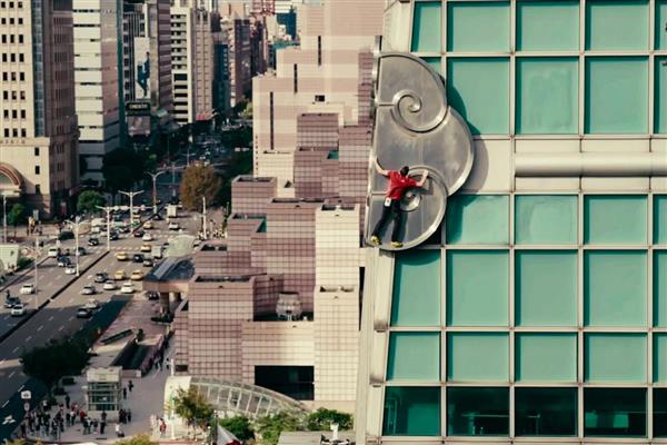 ABD'li tırmanıcı Alex Honnold, 'Taipei 101' gökdeleninin tepesine ipsiz çıktı