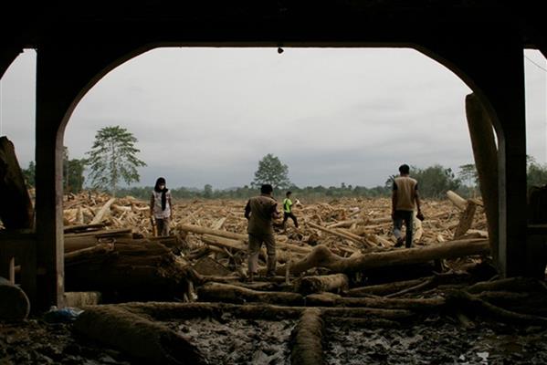 Endonezya'da meydana gelen heyelan felaketinde 10 kişi öldü 82 kişi kayıp