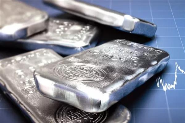 Gümüş fiyatları beklentileri aşarak 103 doları gördü, yükselişte jeopolitik riskler ve Trump etkisi öne çıktı