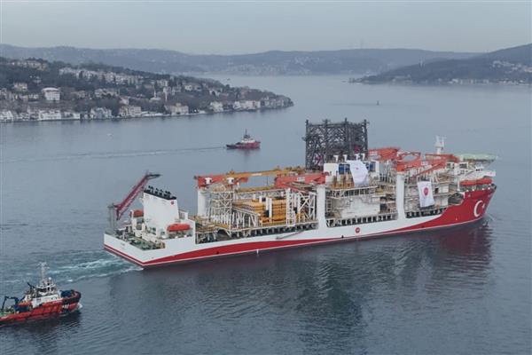 Derin deniz sondaj gemisi 'Yıldırım' İstanbul Boğazı'ndan geçti