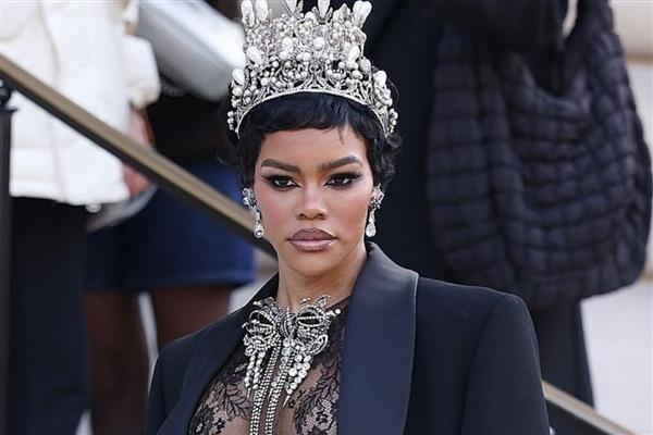 Teyana Taylor, Louvre soygunundan ilham alan mücevherlerle defilede