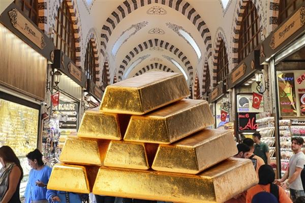 Gram altın bir günde 200 TL prim yaptı, Kapalıçarşı'da uzun kuyruklar oluştu