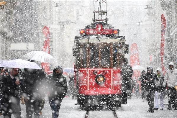 İstanbul için art arda uyarılar Valilik fırtına ve olası risklere karşı vatandaşları uyardı