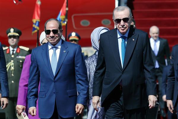Cumhurbaşkanı Erdoğan Mısır'da Sisi tarafından karşılandı