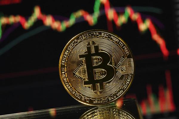 Bitcoin 15 ayın en düşük seviyesine geriledi