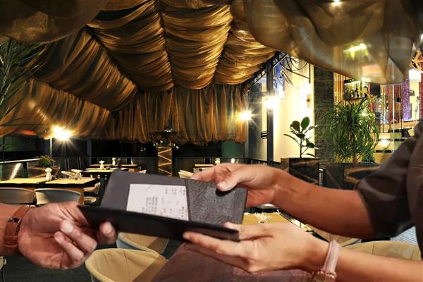 Kuver ve servis ücreti yasağı sonrası restoranlar gönüllü bahşiş sistemine geçti