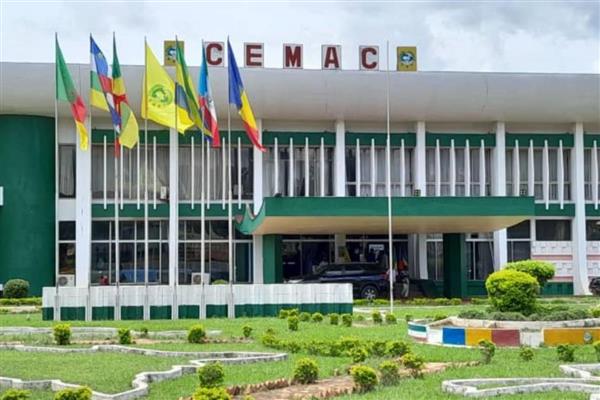 Orta Afrika Ekonomik ve Parasal Topluluğu mali kriz nedeniyle faaliyetlerini askıya aldı