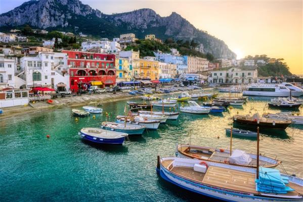 İtalya'nın ünlü Capri Adası'nda turiste şemsiye yasağı