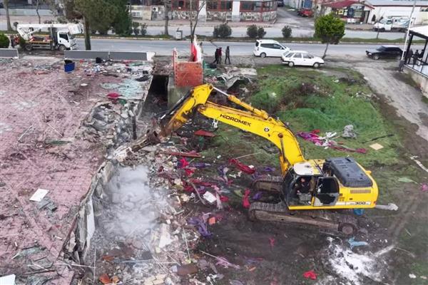 Sakarya'nın Karasu sahilinde riskli alandaki yapılar yıkıldı