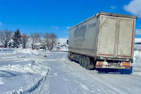 Ardahan'da gümrük kapısı yolu kar nedeniyle tır geçişine kapatıldı