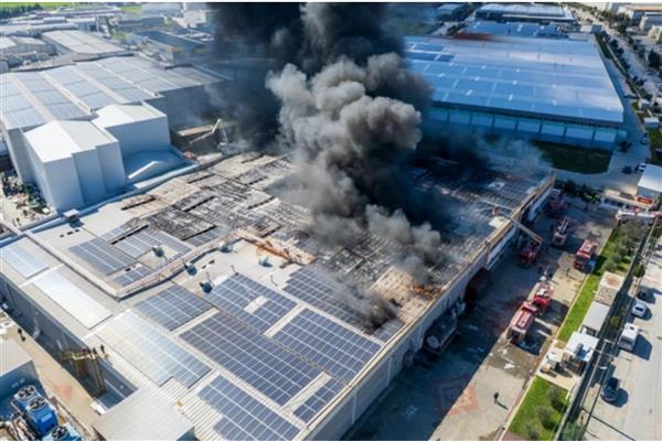 Manisa'nın Akhisar ilçesindeki Uçantay Gıda'ya ait fabrikada yangın çıktı