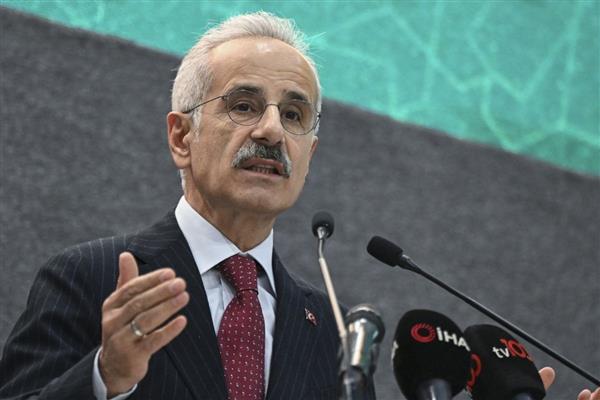 Ulaştırma Bakanı Abdulkadir Uraloğlu, 15 yaşından küçük çocukların sosyal medya hesabı açamayacağını söyledi