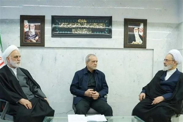 İran'ı yönetecek üç isimden ilk fotoğraf geldi