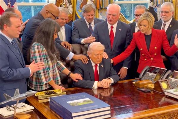 Oval Ofis'te dua seansı, ABD Başkanı Donald Trump'ı çembere aldılar