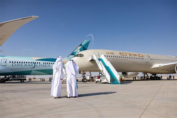 Seferlerine ara veren Emirates ve Etihad sınırlı uçuşlara başladı