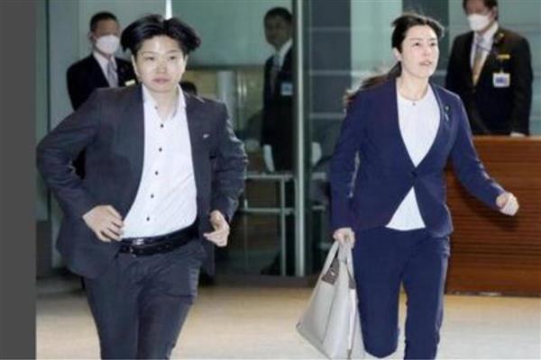 Japon bakan toplantıya 5 dakika geç kaldığı için tüm ulustan özür diledi