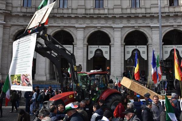 İtalya'da çiftçiler, tarım sektöründe maliyetlerdeki artışları protesto etti