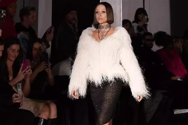 Zeynep Bastık, Türk tasarımcı Tayfun Kaba'nın ilk hazır giyim koleksiyonunun açılışını yaparak Paris Moda Haftası'nda Türkiye'yi temsil etti