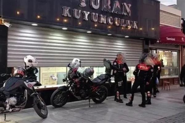 Çanakkale'de imitasyon altın satan kuyumcunun ayrıca yüksek kar vaadiyle 77 kişiden 62 milyon lira dolandırdığı ortaya çıktı