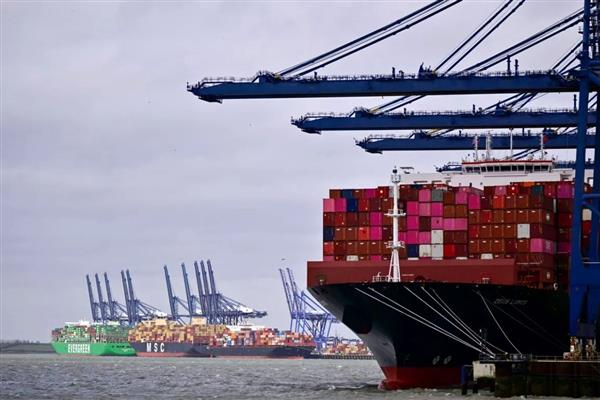 ABD, petrol piyasasındaki aksaklıkları hafifletmek için denizcilik yasasını askıya aldı