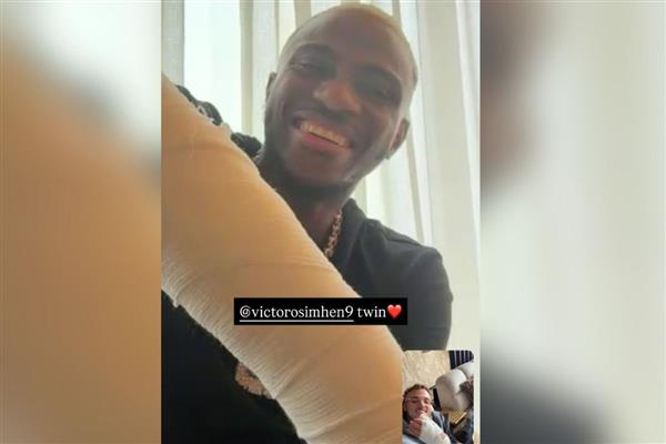 Liverpool maçında sakatlanan Galatasaray'ın yıldızları Osimhen ve Lang, birbirine destek oldu