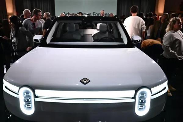 Uber, robot taksi üretimi için elektrikli araç üreticisi Rivian ile anlaşma imzaladı