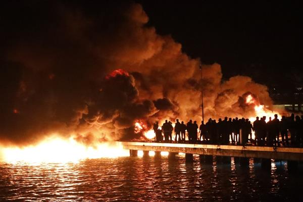 Bodrum'da marinada demirli 5 motoryatta çıkan yangına müdahale ediliyor
