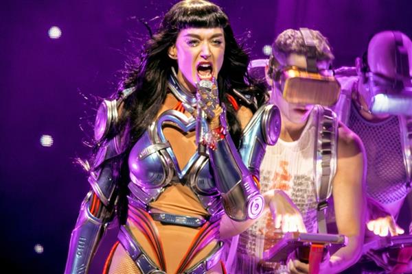 Avustralyalı moda tasarımcısı Katie Perry, yaklaşık 17 yıl süren marka anlaşmazlığında pop yıldızı Katy Perry'yi yendi