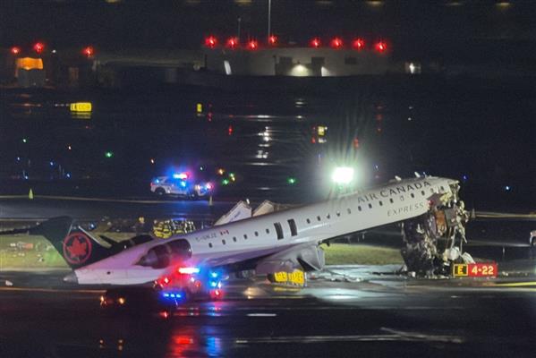 Uçak inişte itfaiye aracına çarptı, yaralılar var