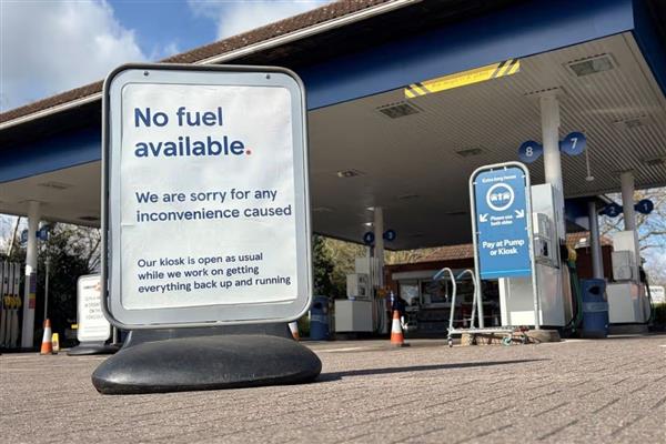 İngiltere'de bazı akaryakıt istasyonlarında 'geçici tedarik kısıtı' yaşanıyor