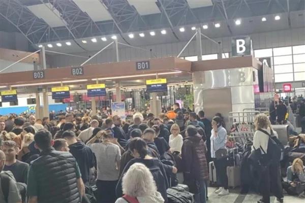 Olumsuz hava şartları nedeniyle Sabiha Gökçen Havalimanı'nda 127 sefer iptal edildi