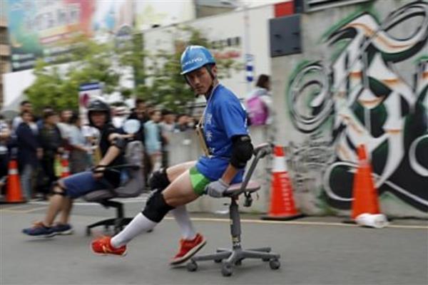 Japonya'da çalışan motivasyonu ve eğlenceyi birleştiren geleneksel sandalye yarışı büyük ilgi görüyor